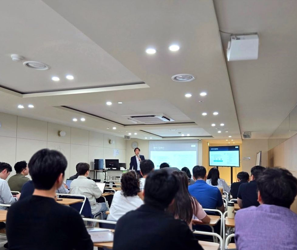 강의장 뒤에서 본 세미나 장면